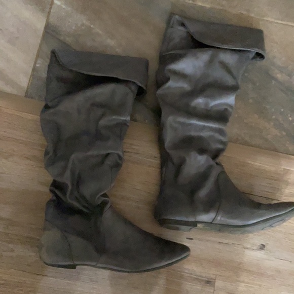 Grey ruffled boots! Faux leather. - Picture 4 of 4